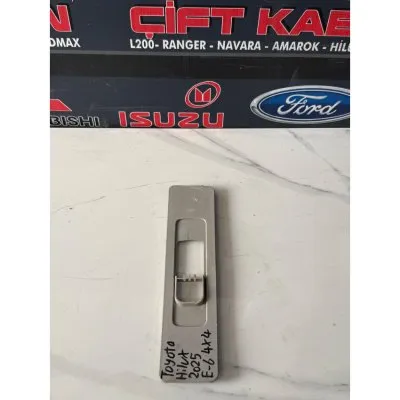 Toyota Hilux 2020-2025 Orta Direk Plastiği